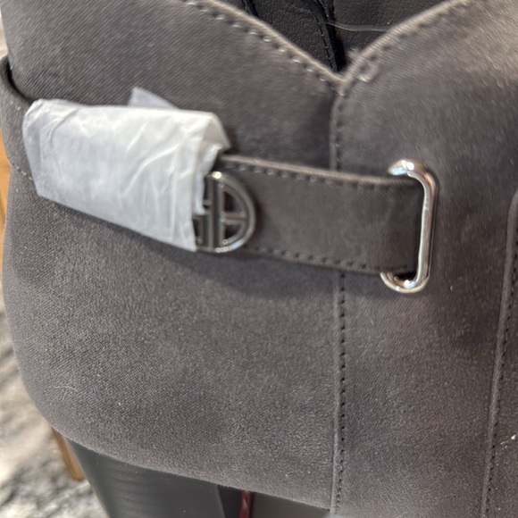 NWT size 11M boots. - Picture 5 of 9